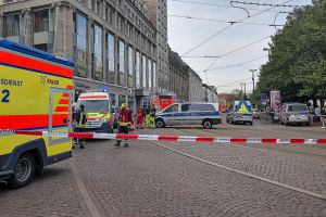 Auto fährt in Leipzig in Menschenmenge am 04.05.2026