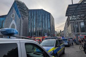 Auto fährt in Leipzig in Menschenmenge am 04.05.2026