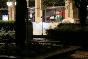Auto fährt in Leipzig in Menschenmenge am 04.05.2026
