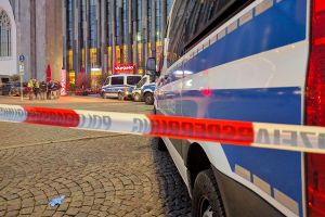 Auto fährt in Leipzig in Menschenmenge am 04.05.2026