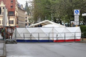 Auto fährt in Leipzig in Menschenmenge am 05.05.2026
