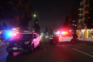 Auto fährt in Menschenmenge in Hollywood