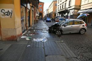 Auto fährt in Modena in Menschenmenge