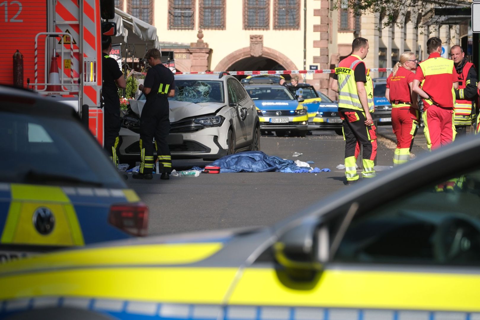 Auto in Leipzig in Menschengruppe gefahren