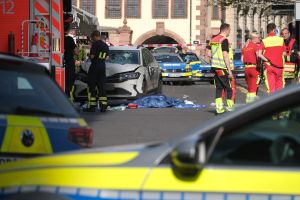 Auto in Leipzig in Menschengruppe gefahren