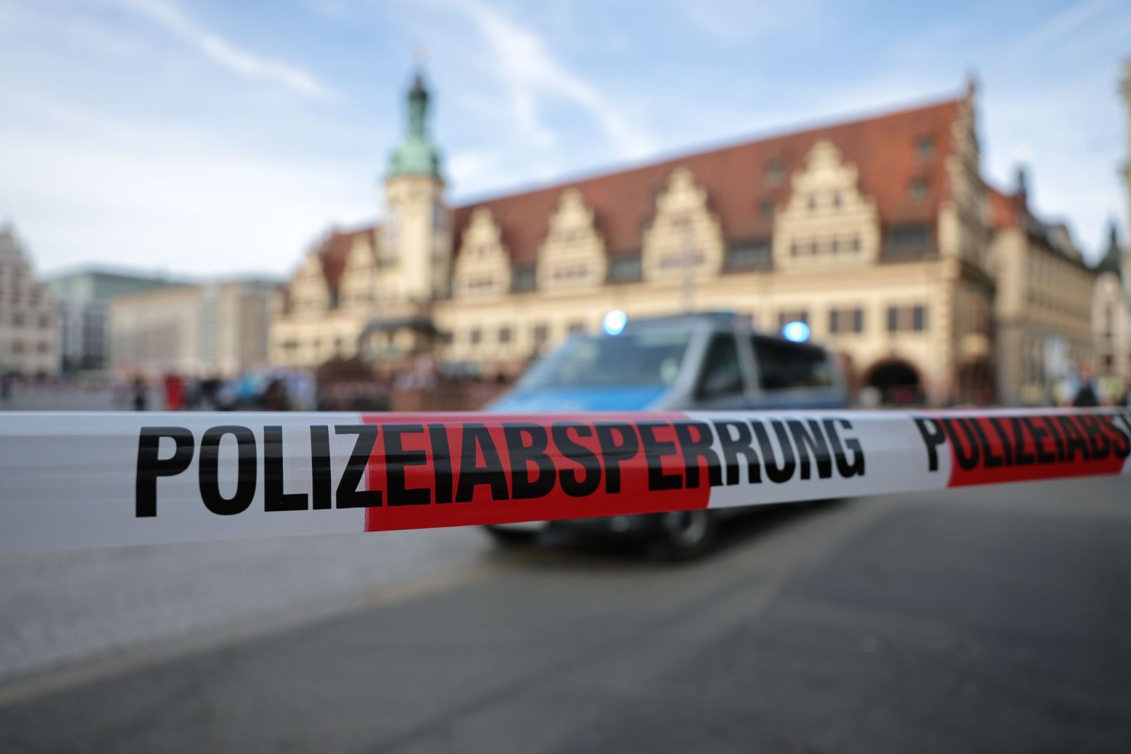 Auto in Leipzig in Menschengruppe gefahren