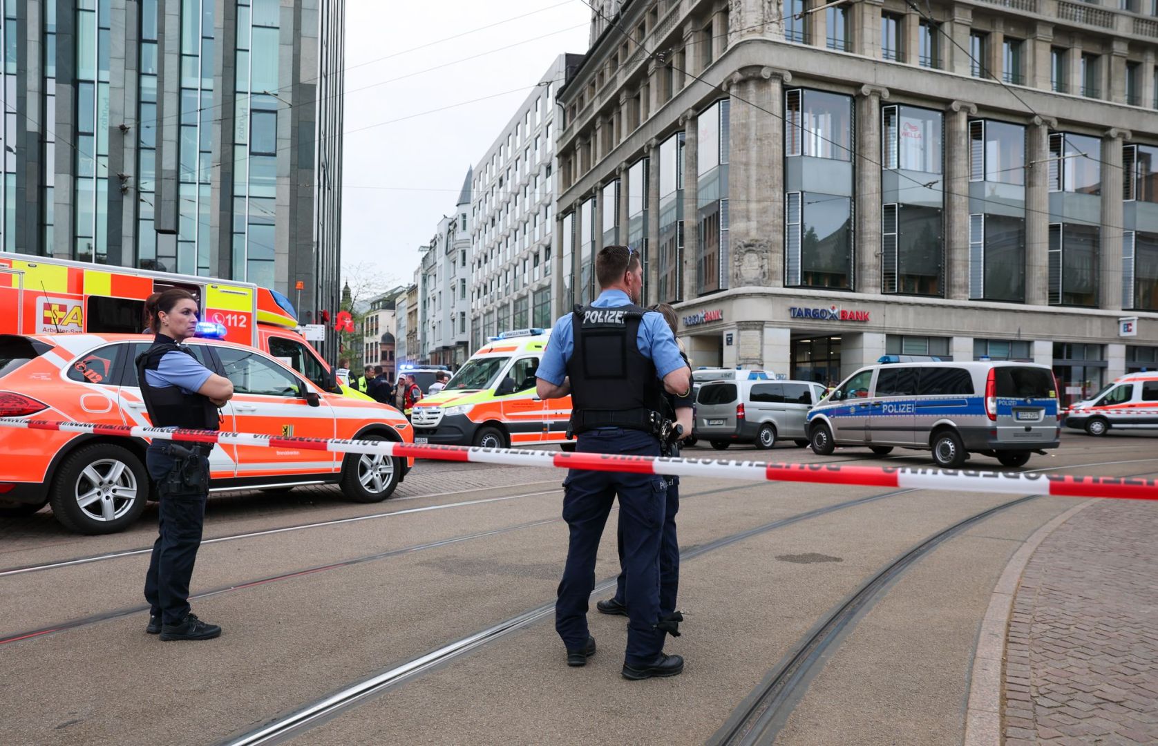 Auto in Leipzig in Menschengruppe gefahren