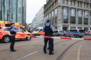 Auto in Leipzig in Menschengruppe gefahren