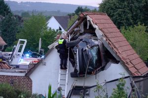 Auto kracht in Scheunendach