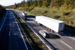 Autos und Lastwagen