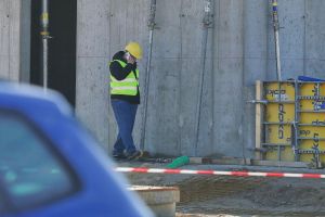 Bauarbeiter auf einer Baustelle (Archiv)