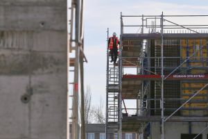 Bauarbeiter auf einer Baustelle (Archiv)