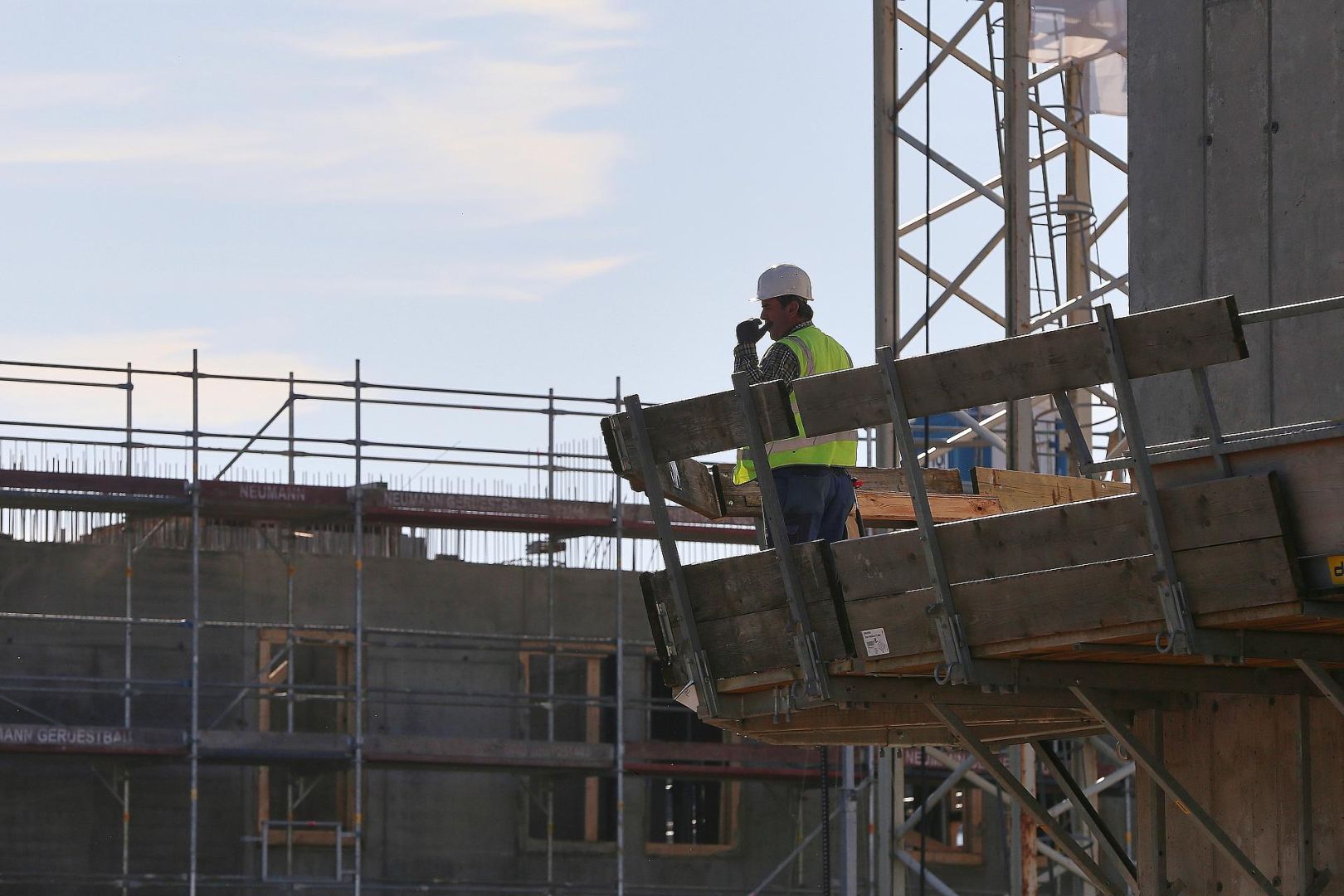 Bauarbeiter auf einer Baustelle (Archiv)
