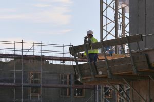 Bauarbeiter auf einer Baustelle (Archiv)