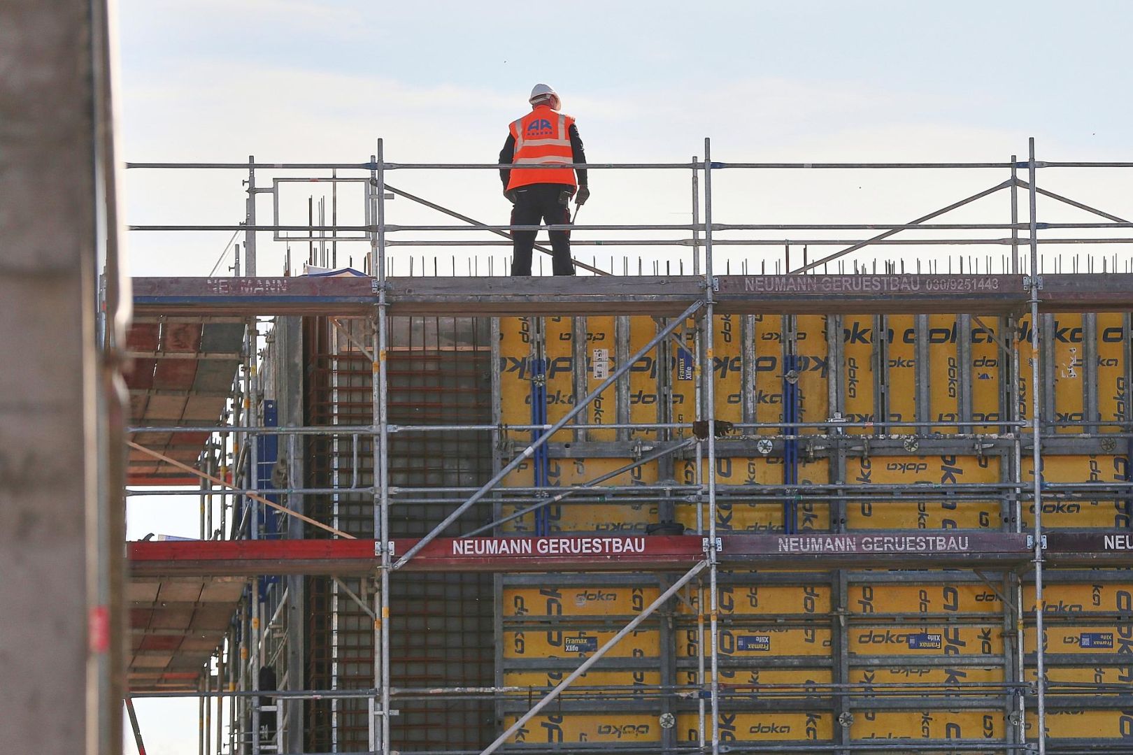 Bauarbeiter auf einer Baustelle (Archiv)