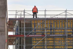 Bauarbeiter auf einer Baustelle (Archiv)