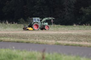 Bauer auf Traktor (Archiv)