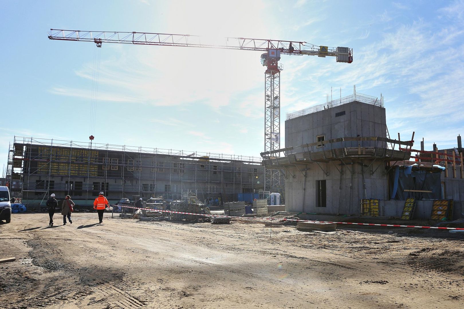Baukran auf einer Baustelle (Archiv)