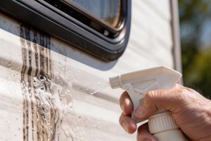 Bekanntes Produkt, neue Stärke: DEKAFINISHER als Regenstreifenentferner