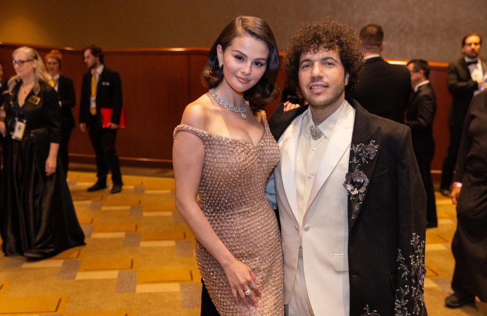Benny Blanco findet, dass er bei den Oscars 2025 neben seiner Verlobten Selena Gomez wie ein 'Waschlappen' aussah.