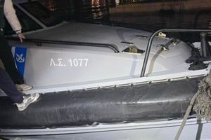 Beschädigtes Boot der griechischen Küstenwache