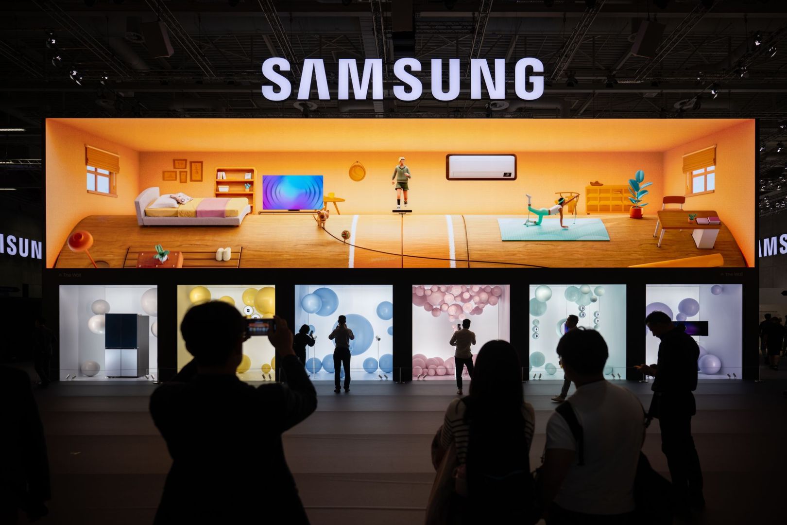 Besucher während der IFA am Stand von Samsung