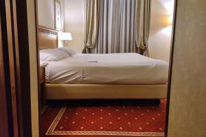 Bett in einem Hotelzimmer (Archiv)