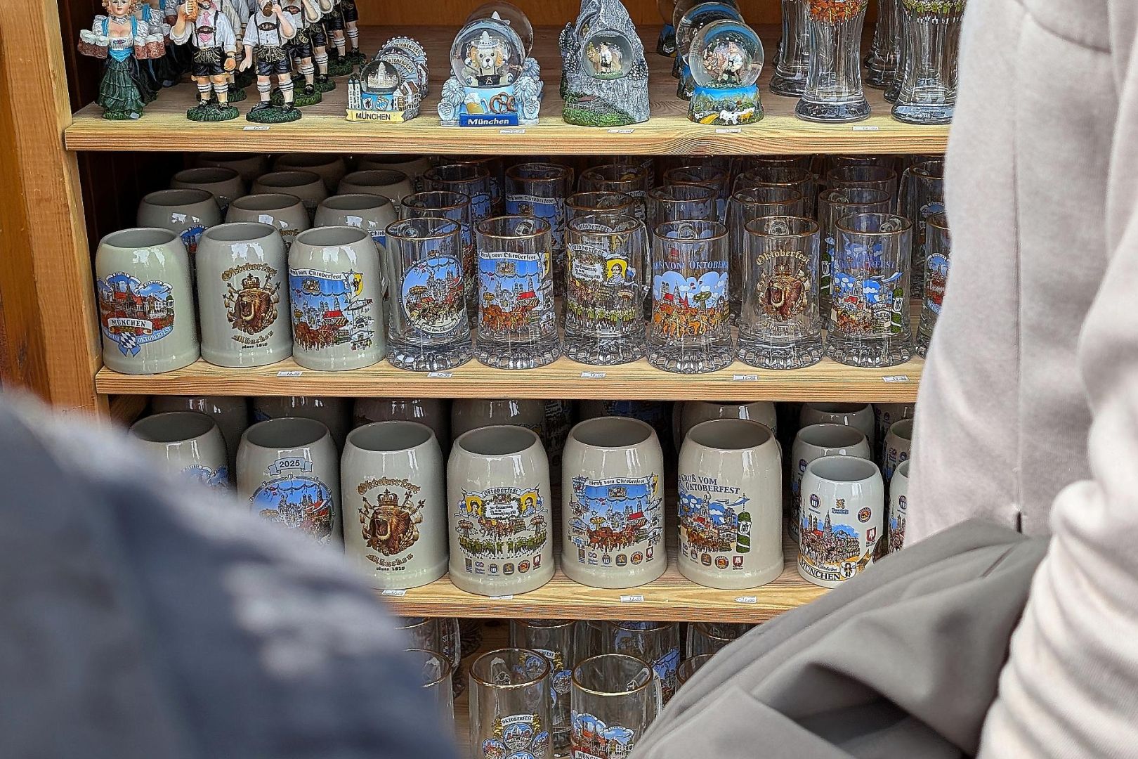 Bierkrüge auf dem Oktoberfest am 29.09.2025