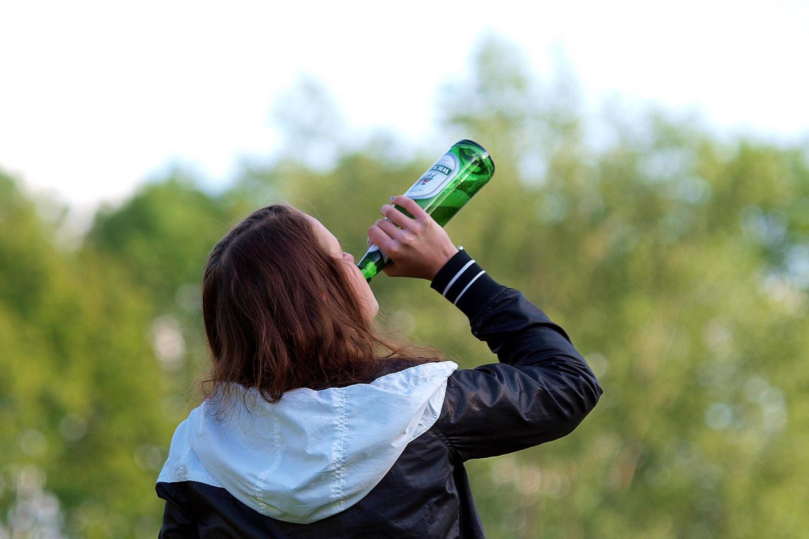Biertrinkende Frau (Archiv)