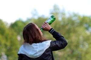 Biertrinkende Frau (Archiv)