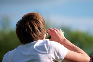 Biertrinkender Mann (Archiv)
