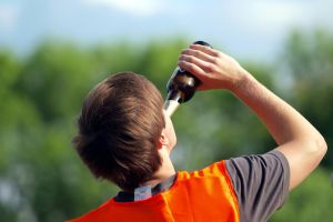 Biertrinkender Mann (Archiv)