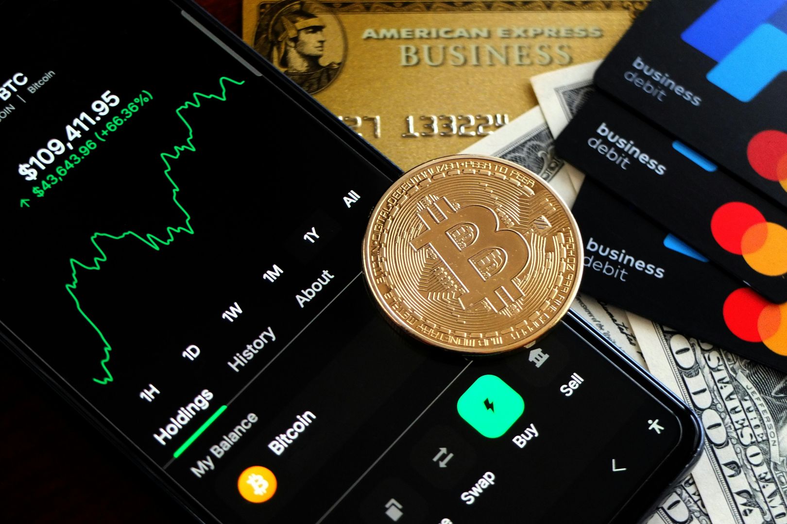 Bitcoin und Kreditkarten auf dem Smartphone zur digitalen Handelsdarstellung.