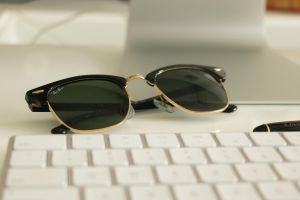 Black Ray Ban Clubmaster Sonnenbrille Auf Weißer Oberfläche