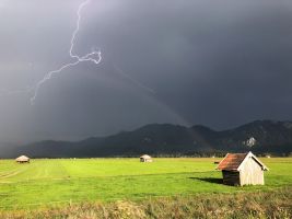Blitz zuckt über den bayerischen Voralpen
