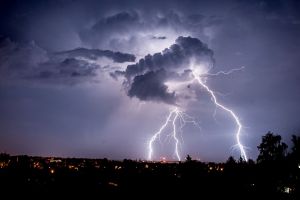 Blitze sind am Himmel bei Görlitz zu sehen