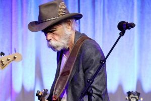 Bob Dylan führt die Tribute für Bob Weir an.