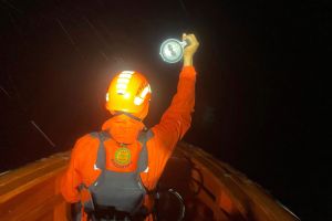 Bootsunglück in Westsumatra - Suche nach Schiffbrüchigen