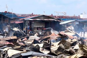 Brand in malaysischem Küstendorf