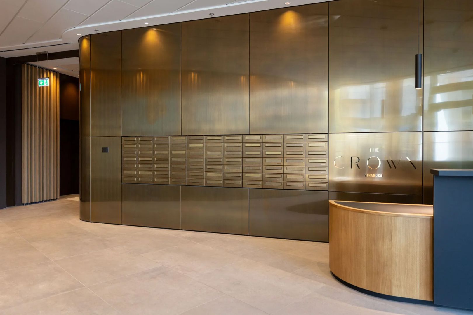 Briefkastenanlage in Messing mit elektronischer Schließung für „The Crown“ in Hamburg | KNOBLOCH