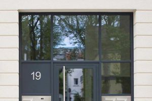 Briefkastenanlagen als Türseitenteil | KNOBLOCH