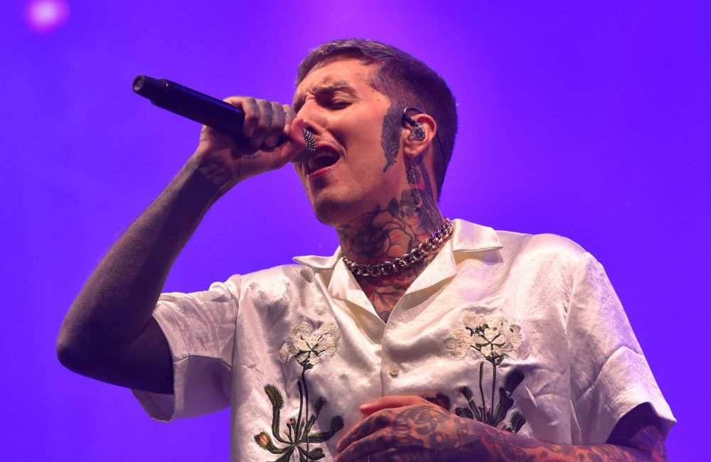 Bring Me The Horizon-Frontmann Oli Sykes wurde während des Konzerts der Band in St. Louis von einem aus dem Publikum geworfenen Handy getroffen.