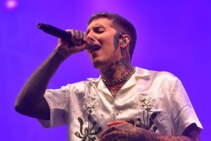 Bring Me The Horizon-Frontmann Oli Sykes wurde während des Konzerts der Band in St. Louis von einem aus dem Publikum geworfenen Handy getroffen.