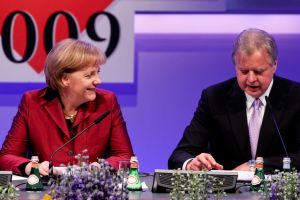 Bucherfolg: Merkel erhält Gold Award von Media Control - Klöckner hält Laudatio