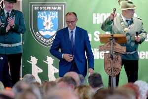 Bundeskanzler Merz besucht Schützenfest in Arnsberg