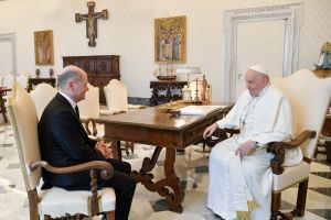 Bundeskanzler Scholz zu Besuch beim Papst in Rom