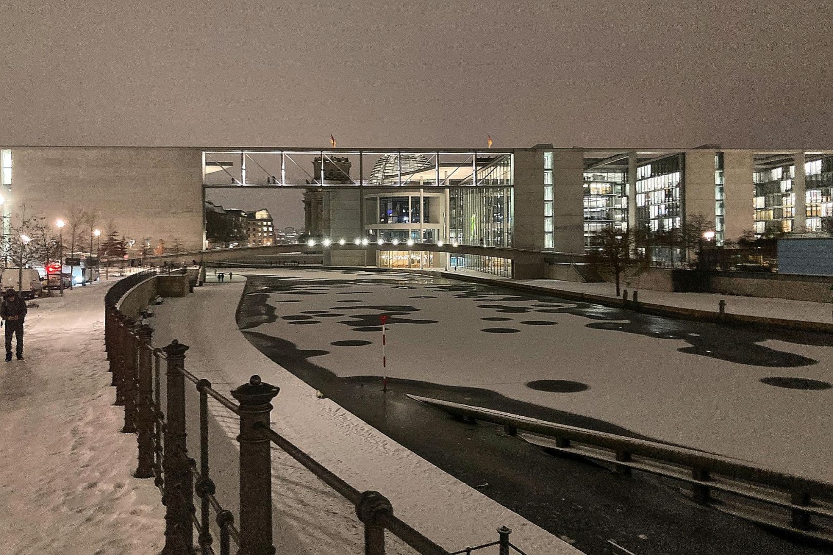 Bundestag im Winter am 12.01.2026