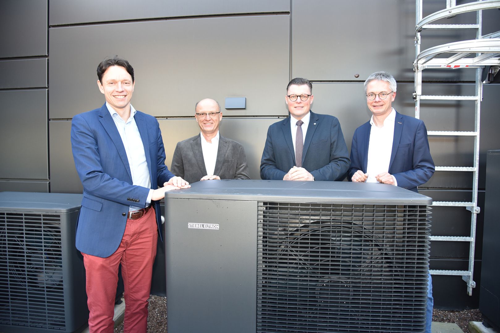 Bundestagsabgeordneter Wilhelm Gebhard besucht Stiebel Eltron