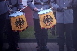Bundeswehr-Soldaten beim Großen Zapfenstreich (Archiv)