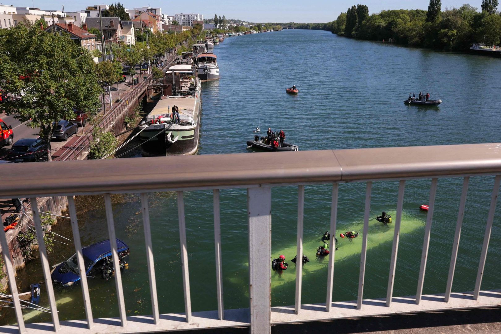 Bus stürzt bei Paris in Seine – Fahrschülerin am Steuer